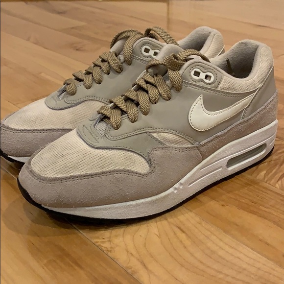Women’s Nike Air Max - Picture 2 of 7